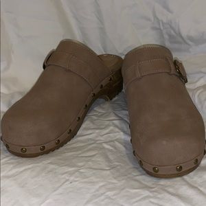 White Mountain clogs - never worn. Size 8.5